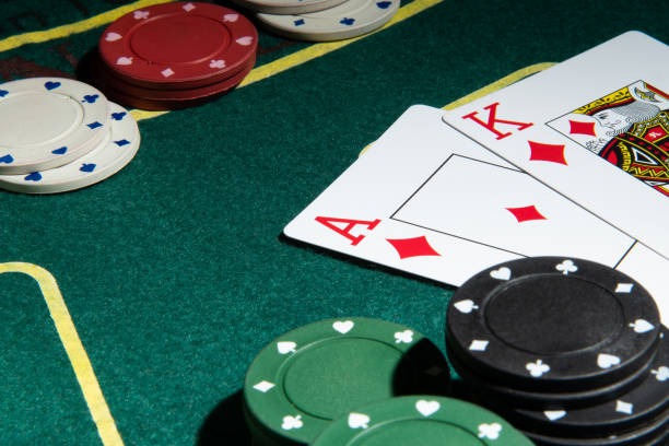 Player arranging cards at erek 01 Capsa Susun table